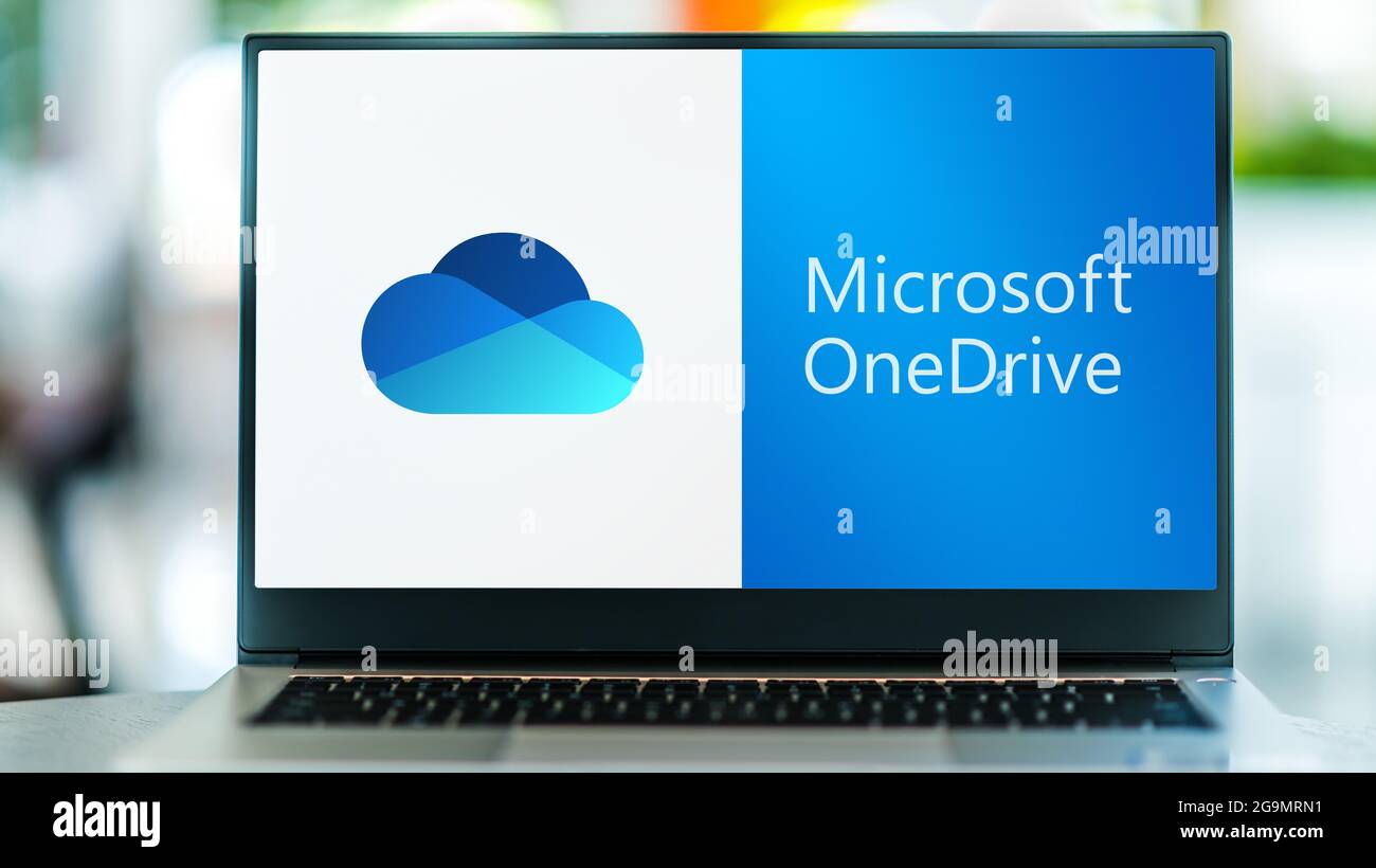 POZNAN, POL - JUL 3, 2021 : ordinateur portable affichant le logo de Microsoft OneDrive, un service d'hébergement de fichiers et de synchronisation exploité par micro Banque D'Images