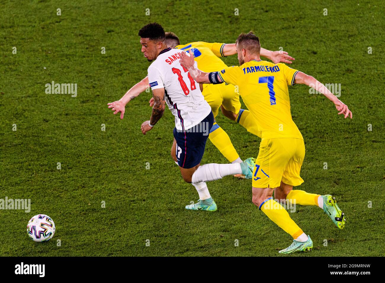 Rome, Italie - 03 juillet : Jadon Sancho d'Angleterre (L) dribbles Andrii Yarmolenko d'Ukraine (R) pendant le championnat de l'UEFA Euro 2020 quart de finale matc Banque D'Images