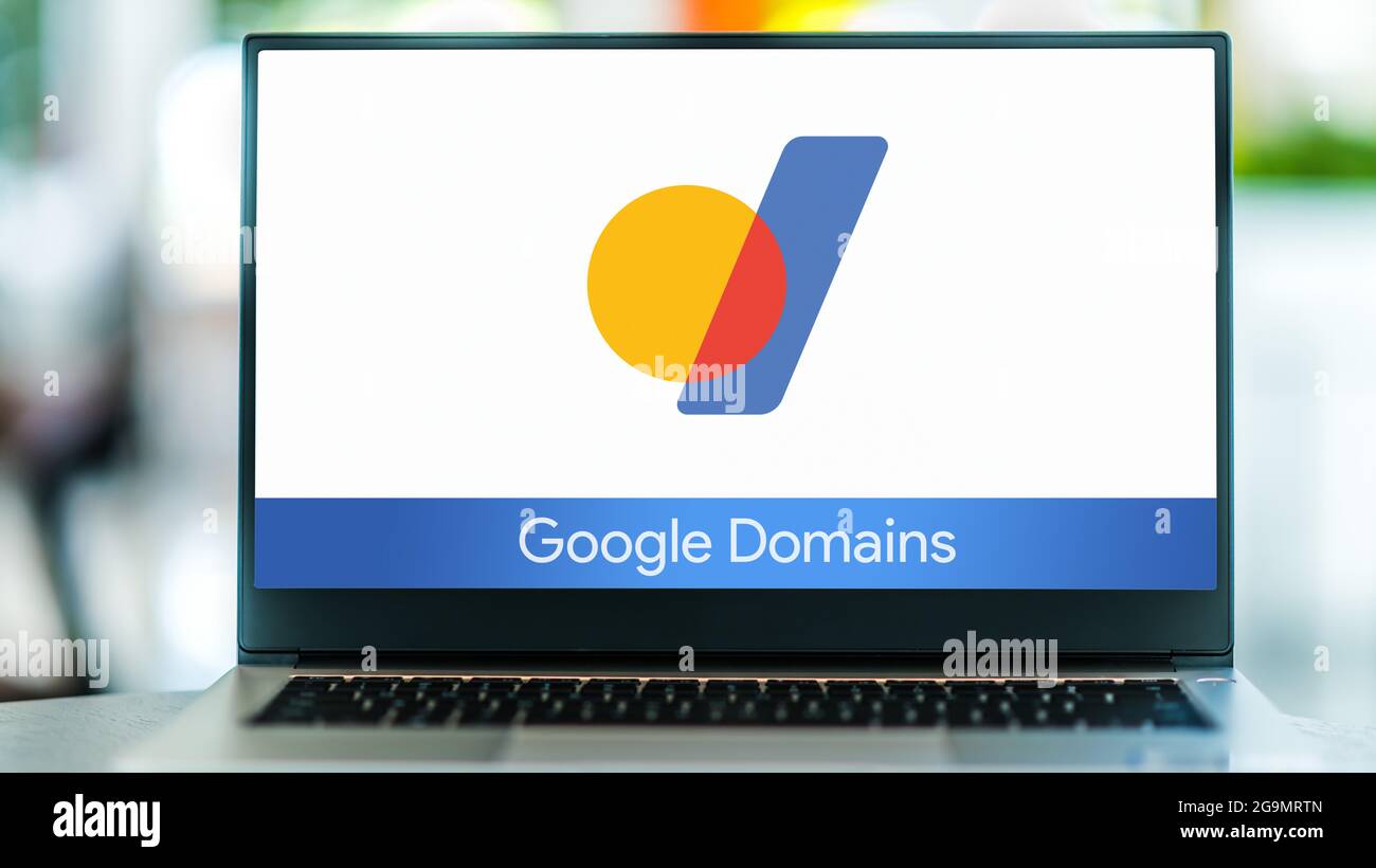 POZNAN, POL - JUL 10, 2021: Ordinateur portable affichant le logo de Google Domains, un bureau d'enregistrement de noms de domaine exploité par Google Banque D'Images