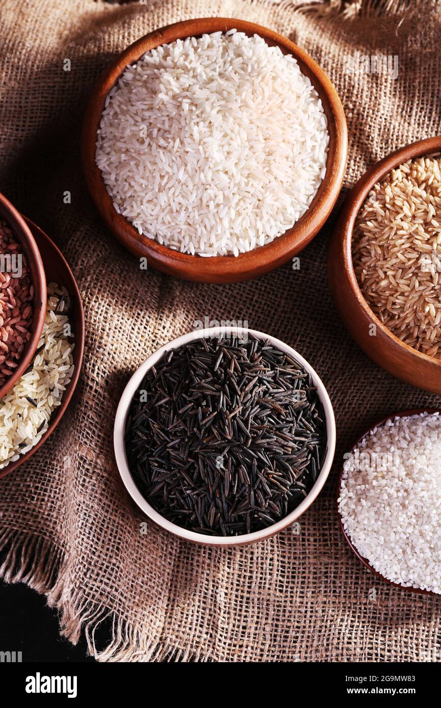 Différents types de riz dans des bols sur fond d'un sac Photo Stock - Alamy