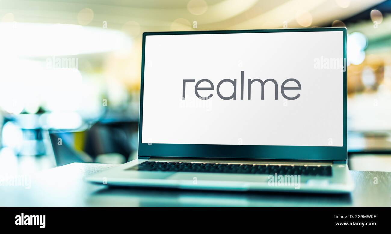 POZNAN, POL - JUL 10, 2021: Ordinateur portable affichant le logo de Realme, un fabricant chinois de smartphones dont le siège est à Shenzhen Banque D'Images