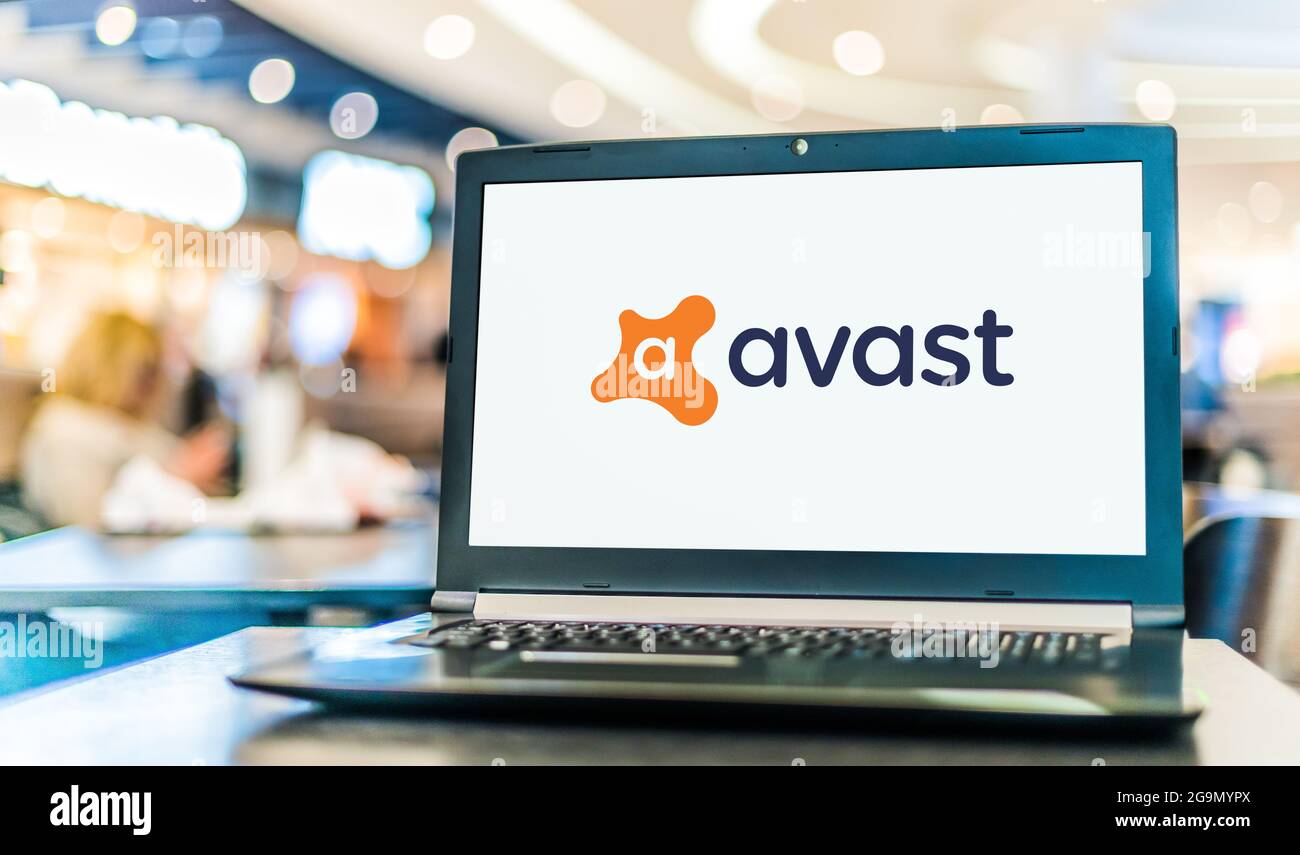 POZNAN, POL - 12 JUIN 2021 : ordinateur portable affichant le logo d'Avast, une multinationale tchèque de logiciels de cybersécurité dont le siège est à Prague, cz Banque D'Images
