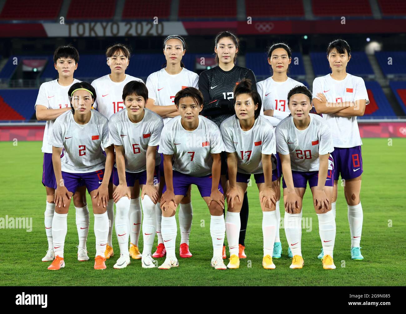 (210727) -- YOKOHAMA, 27 juillet 2021 (Xinhua) -- des membres de l'équipe Chine posent pour une photo avant le match de football féminin du Groupe F entre la Chine et les pays-Bas aux Jeux Olympiques de Tokyo 2020 à Yokohama, Japon, 27 juillet 2021. (Xinhua/LAN Hongguang) Banque D'Images