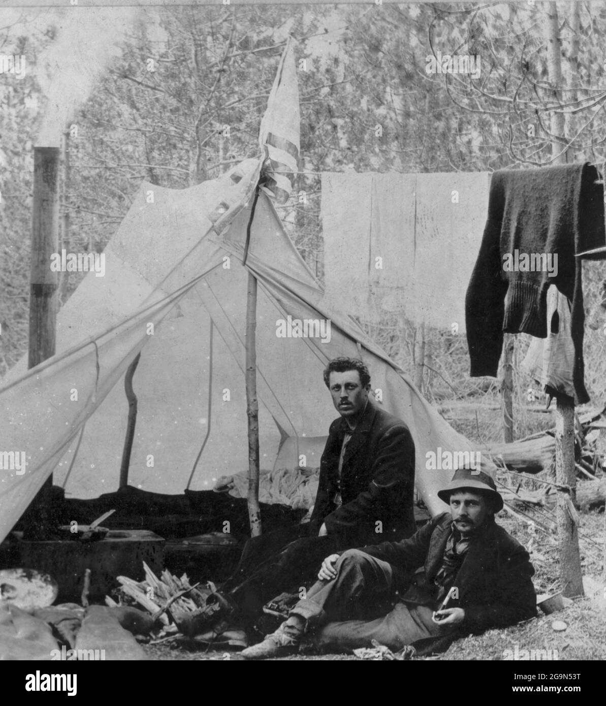 LAC BENNETT, COLOMBIE-BRITANNIQUE, CANADA - vers 1897 - Portrait de deux prospecteurs d'or dans un camp (soit à une revendication, soit lors d'une expédition à Dawson Banque D'Images
