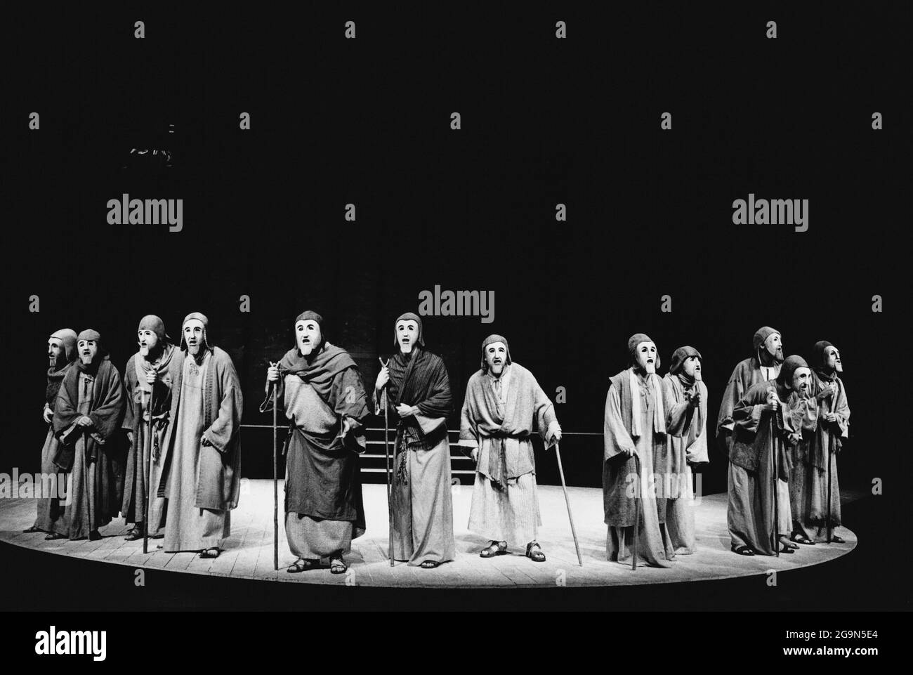 Chœur des anciens hommes d'Argos dans L'ORESTEIA par Aeschylus au Olivier Theatre, National Theatre (NT), Londres SE1 28/11/1981 dans une version de Tony Harrison design: Jocelyn Herbert assisté de Sue Jenkinson éclairage: John Bury mouvement: Stuart Hopps directeur: Peter Hall Banque D'Images