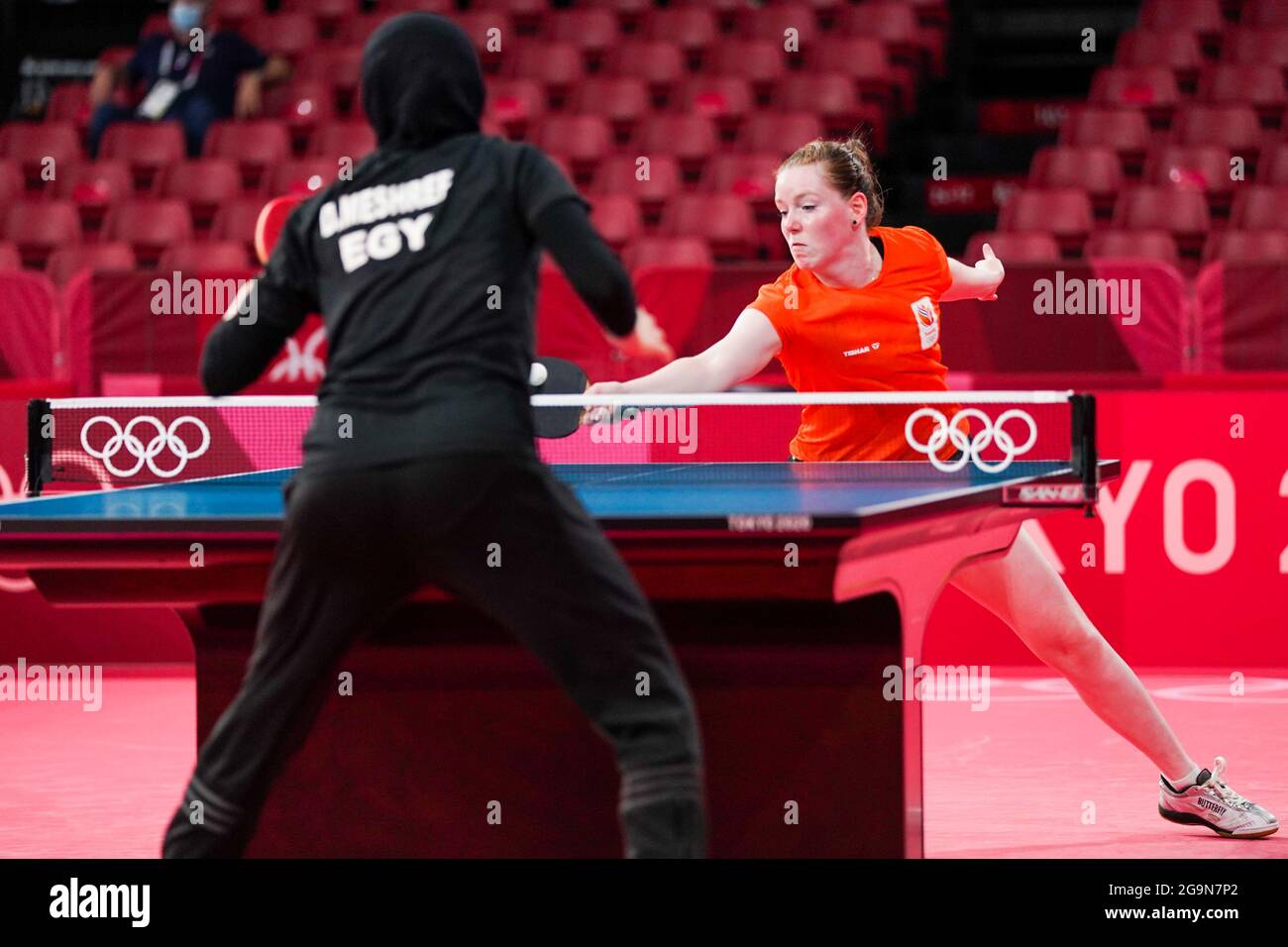 TOKYO, JAPON - JUILLET 27 : Britt Eerland des pays-Bas et Dina Meshref de l'Égypte en compétition sur les célibataires féminins Round 3 lors des Jeux Olympiques de Tokyo 2020 au Tokyo Metropolitan Gymnasium le 27 juillet 2021 à Tokyo, Japon (photo de Ronald Hoogendoorn/Orange Pictures) NOCNSF Banque D'Images