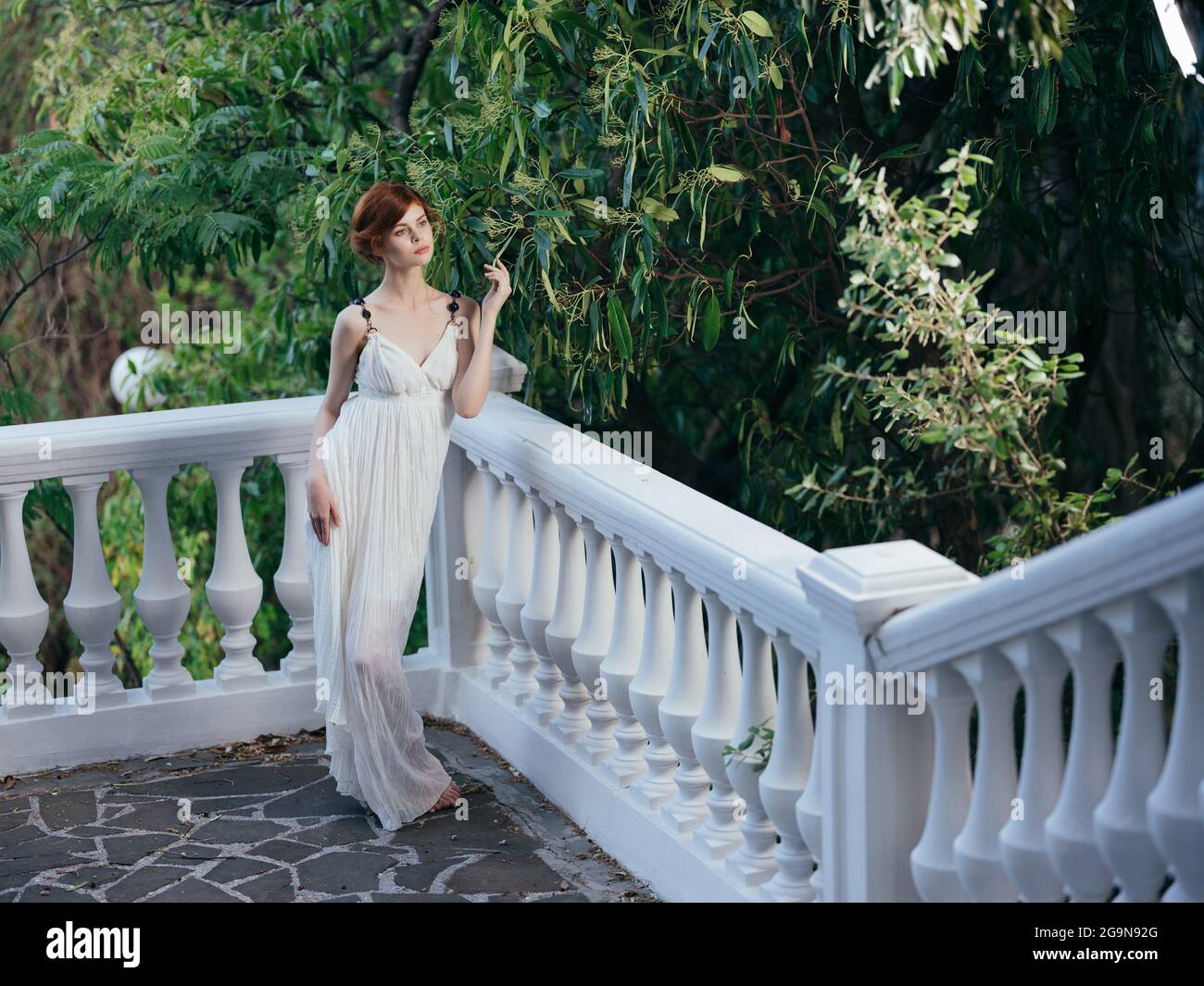 Femme en robe blanche style grec de la mode posant la mythologie Photo Stock Alamy
