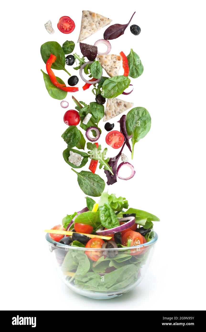 Ingrédients de salade sains tombant dans un bol Banque D'Images