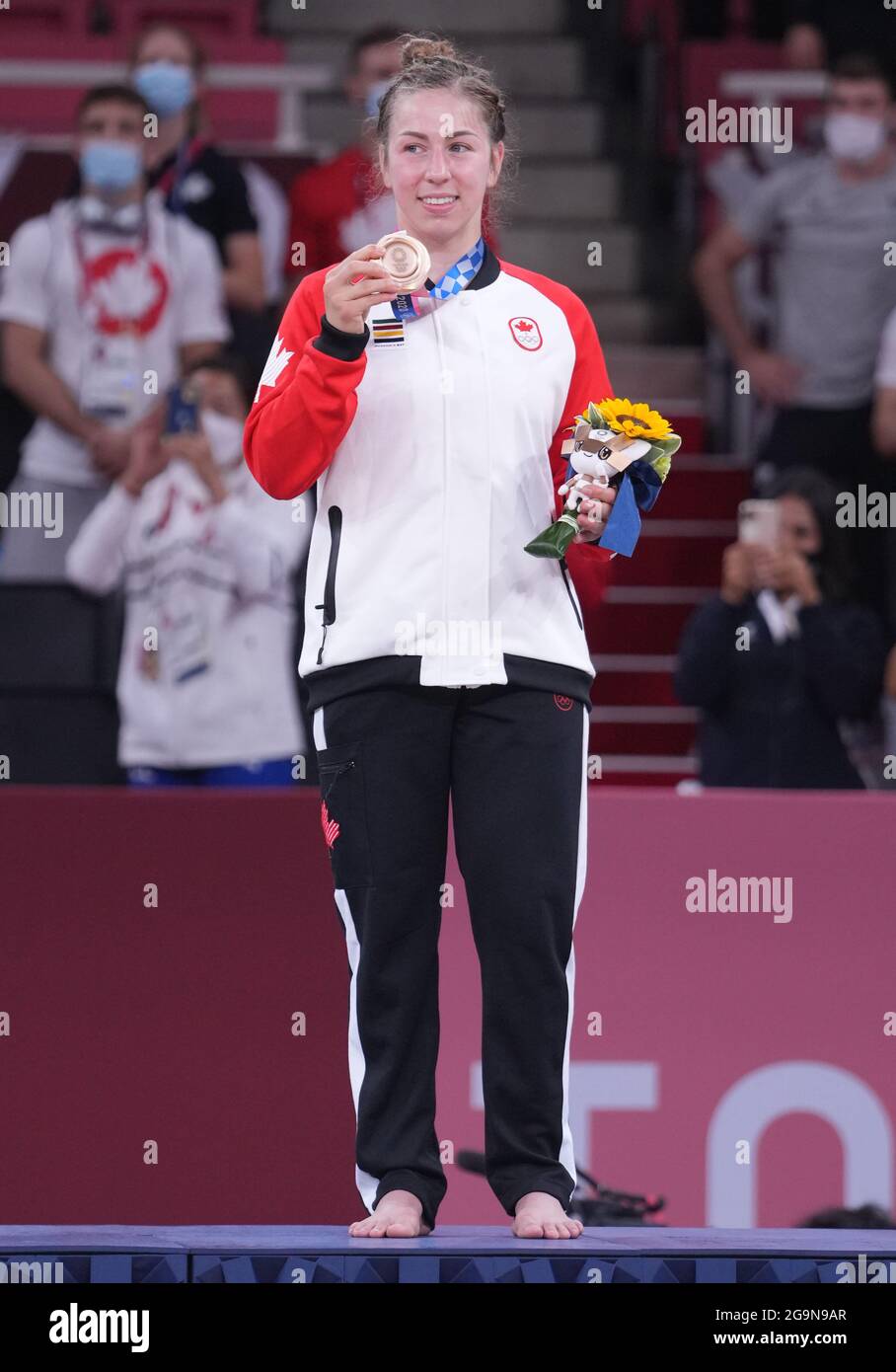 Tokyo, Japon. 27 juillet 2021. Catherine Beauchemin-Pinard du Canada montre sa médaille de bronze lors de la cérémonie d'attribution du match féminin de 63 kg de judo aux Jeux olympiques de Tokyo en 2020, à Tokyo, au Japon, le 27 juillet 2021. Crédit: Lui Siu Wai/Xinhua/Alay Live News Banque D'Images