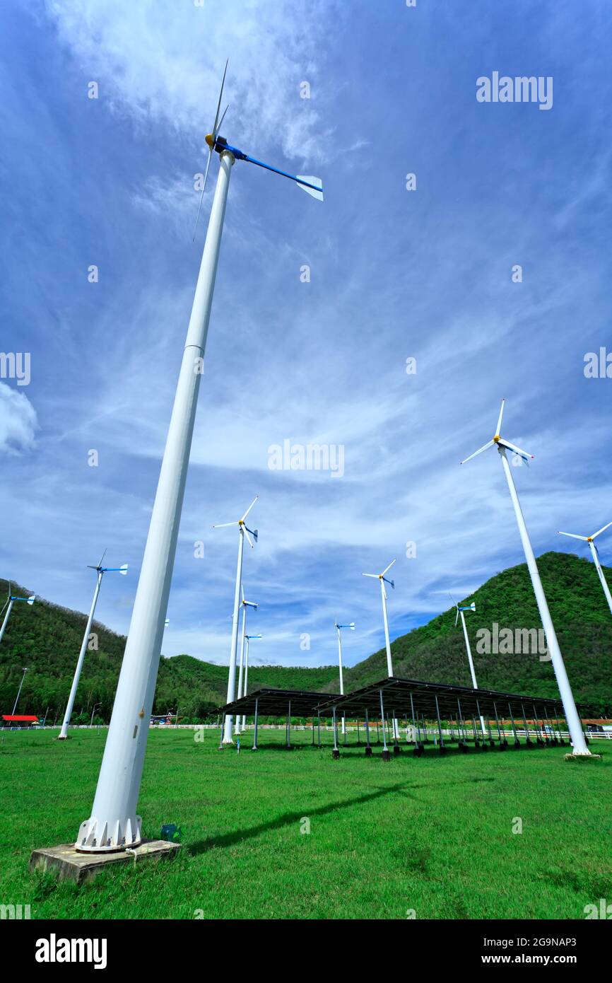 Éoliennes et ciel bleu Banque D'Images
