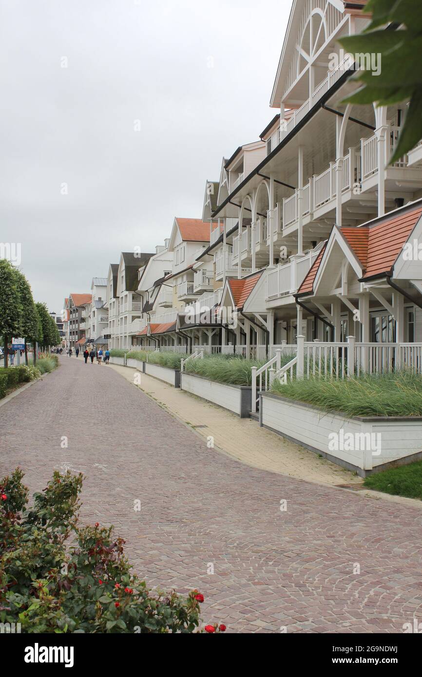 NIEUWPOORT, BELGIQUE, 15 JUILLET 2021 : appartements de vacances sur la  promenade Robert Orlent, Nieuwpoort, Flandre Occidentale. Nieuwpoort est  une station balnéaire populaire Photo Stock - Alamy