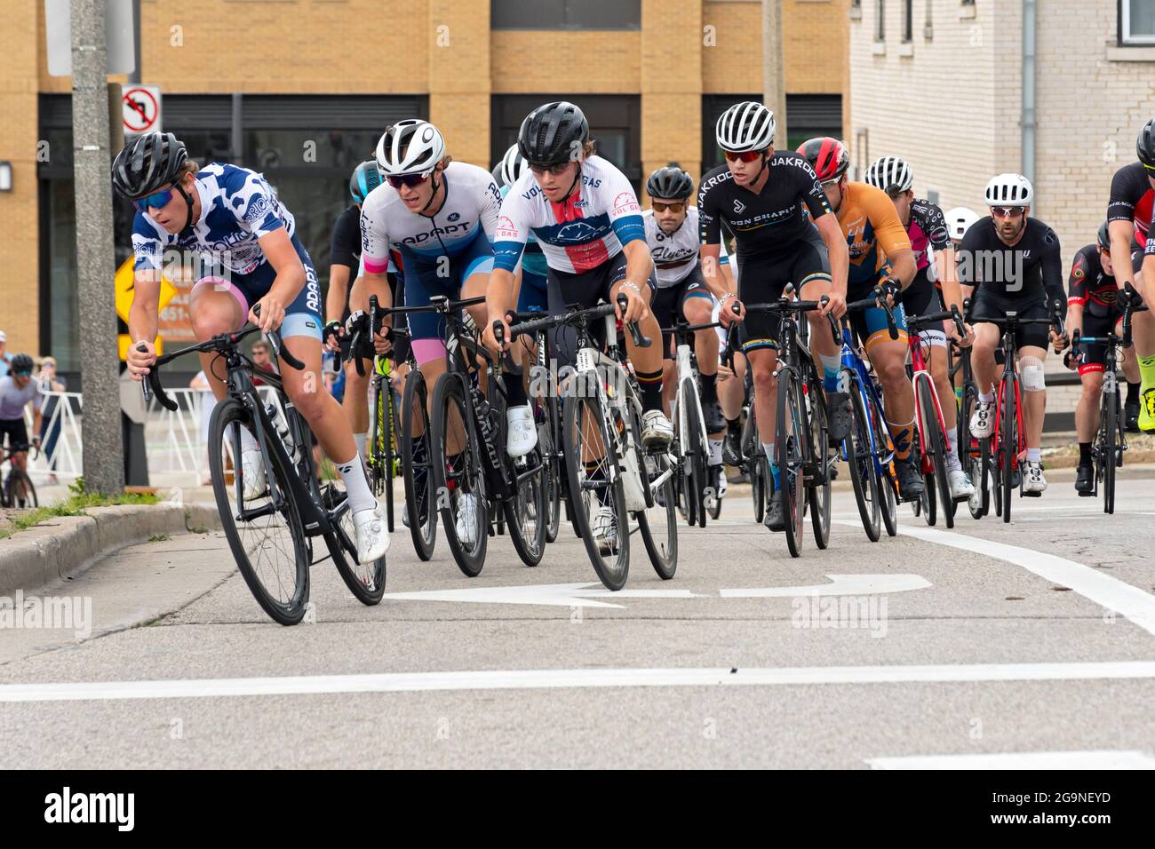 Wauwatosa, WI/USA - 27 juin 2021: Eli Keyes, quatre hommes de catégorie trois, est le champion du monde au Tosa Village Classic dans le Tour of America's Dairyland. Banque D'Images