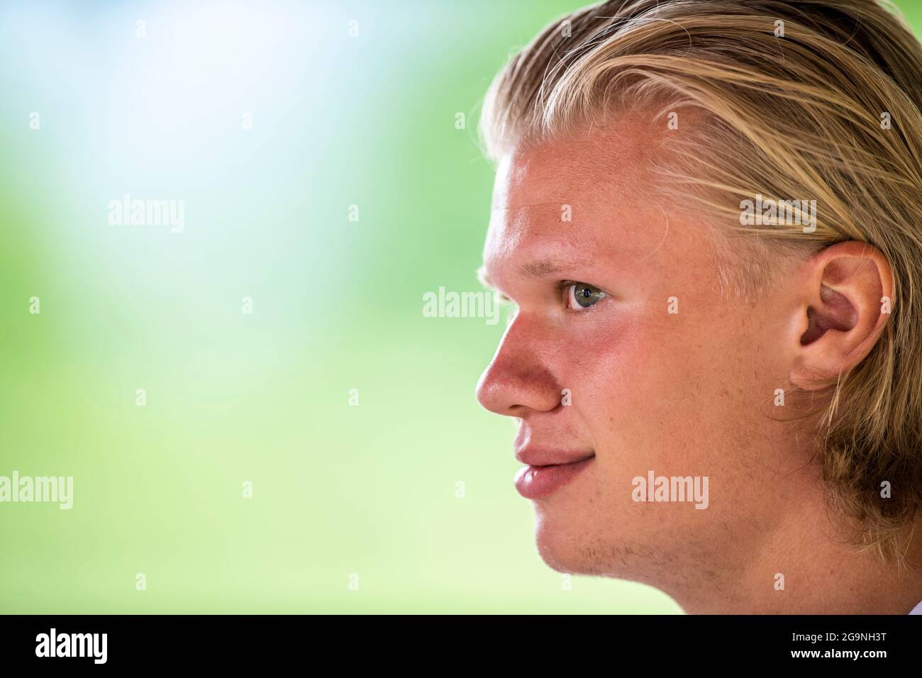 Bad Ragaz, Suisse. 27 juillet 2021. Football: Bundesliga, camp d'entraînement de Borussia Dortmund au terrain de sport de RI-au. Erling Haaland parle aux journalistes pendant la ronde de presse. Crédit : David Inderlied/dpa - REMARQUE IMPORTANTE : Conformément aux règlements de la DFL Deutsche Fußball Liga et/ou de la DFB Deutscher Fußball-Bund, il est interdit d'utiliser ou d'avoir utilisé des photos prises dans le stade et/ou du match sous forme de séquences et/ou de séries de photos de type vidéo./dpa/Alay Live News Banque D'Images