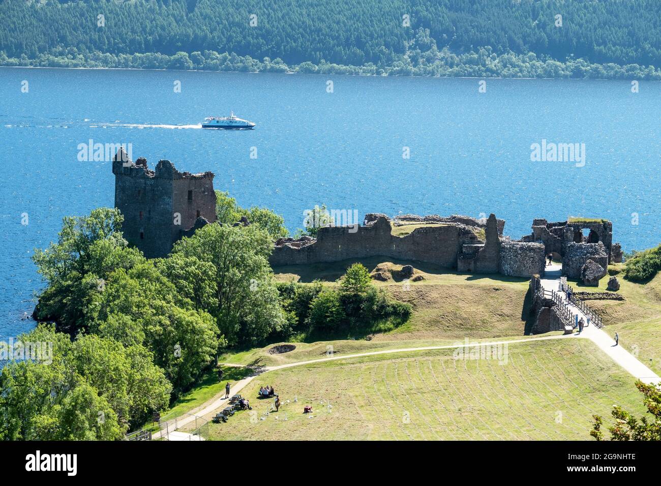 Vue sur le château d'Urquhart sur les rives du Loch Ness, en Écosse. Banque D'Images