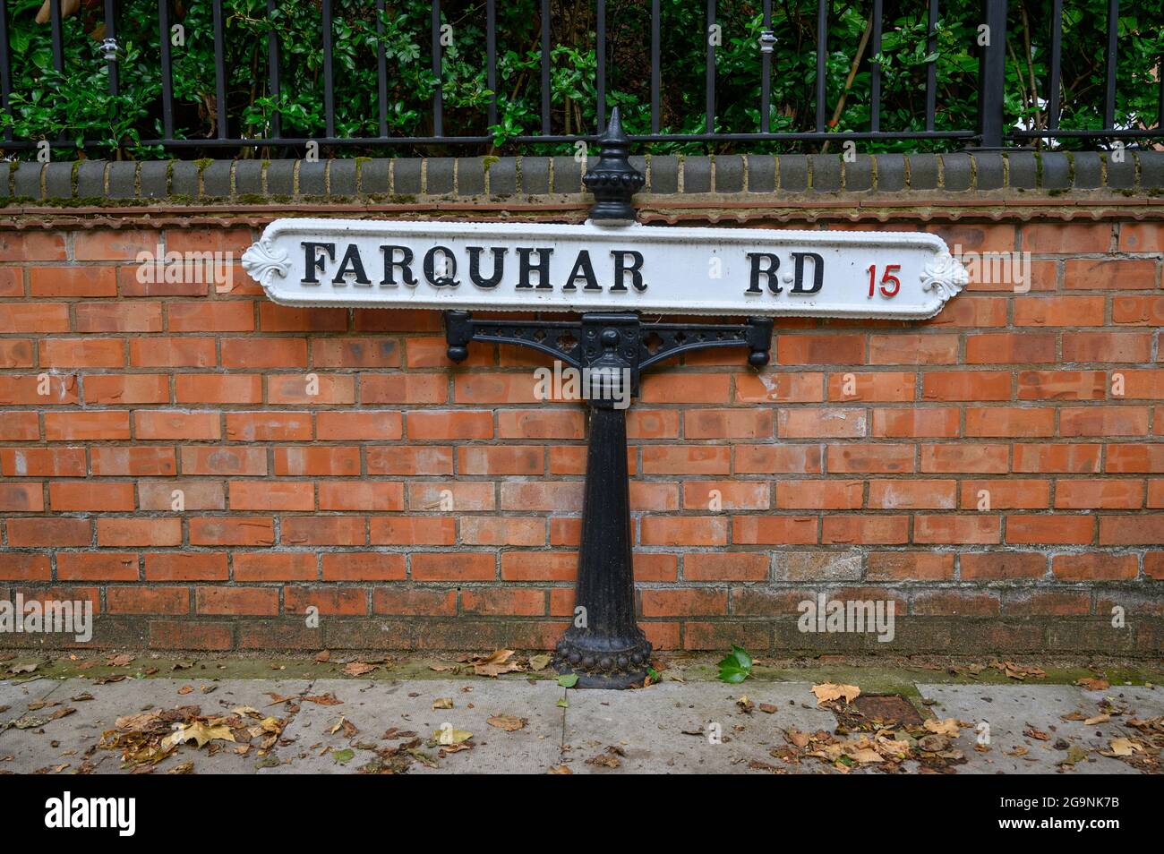 Farquhar Road signe de nom de rue à l'ancienne, une route très riche dans la zone 15 de code postal de Birmingham, West Midlands, Angleterre. Banque D'Images