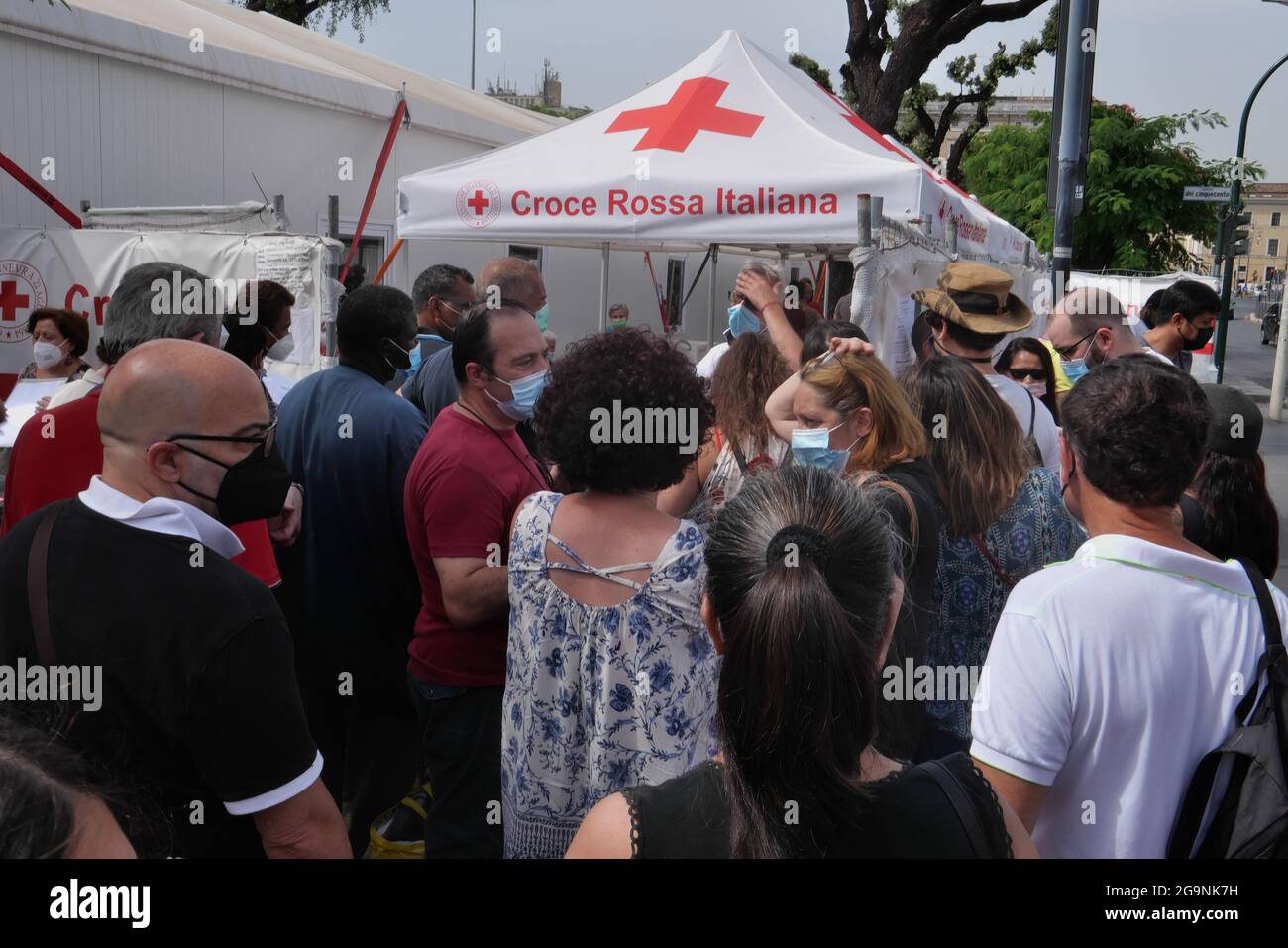 BEAUCOUP DE PERSONNES DEVANT UNE CROIX ROUGE ITALIENNE ATTENDENT D'ÊTRE VACCINÉES CONTRE LE COVID 19 Banque D'Images