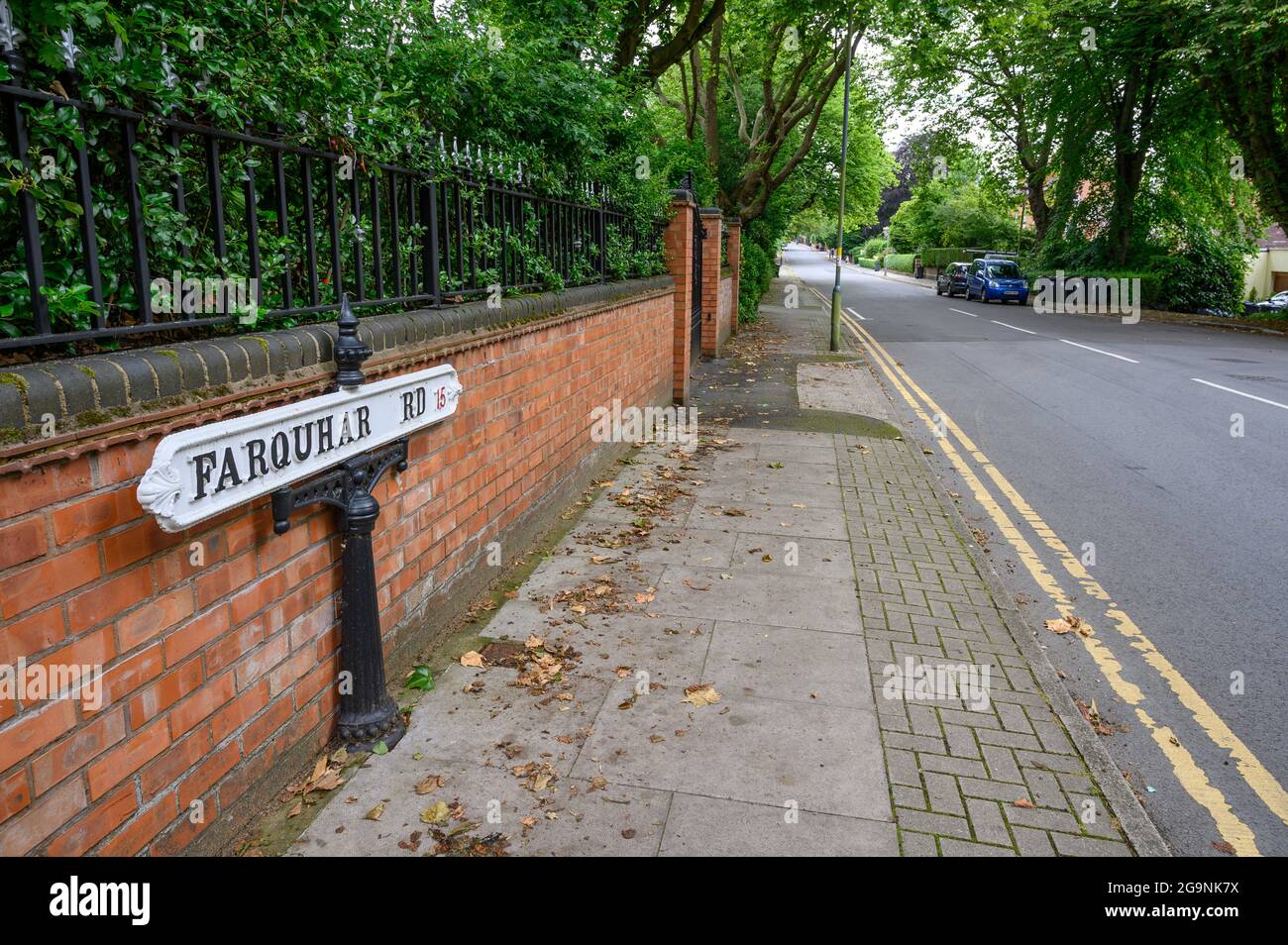 Millionnaires reste du monde: Farquhar Road signe de nom de rue à l'ancienne sur une route très riche dans la zone 15 de code postal de Birmingham, West Midlands, Angleterre. Banque D'Images