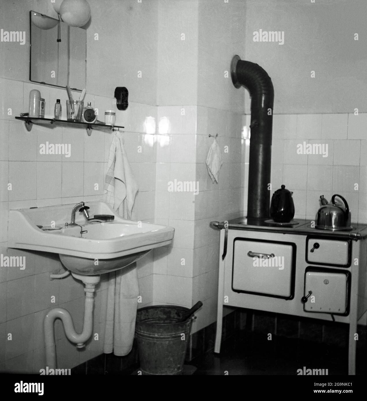 Ameublement, cuisine simple dans la 1950 avec lavabo et poêle à charbon,  Hambourg, années 1950,  DROITS-SUPPLÉMENTAIRES-AUTORISATION-INFO-NON-DISPONIBLE Photo Stock - Alamy