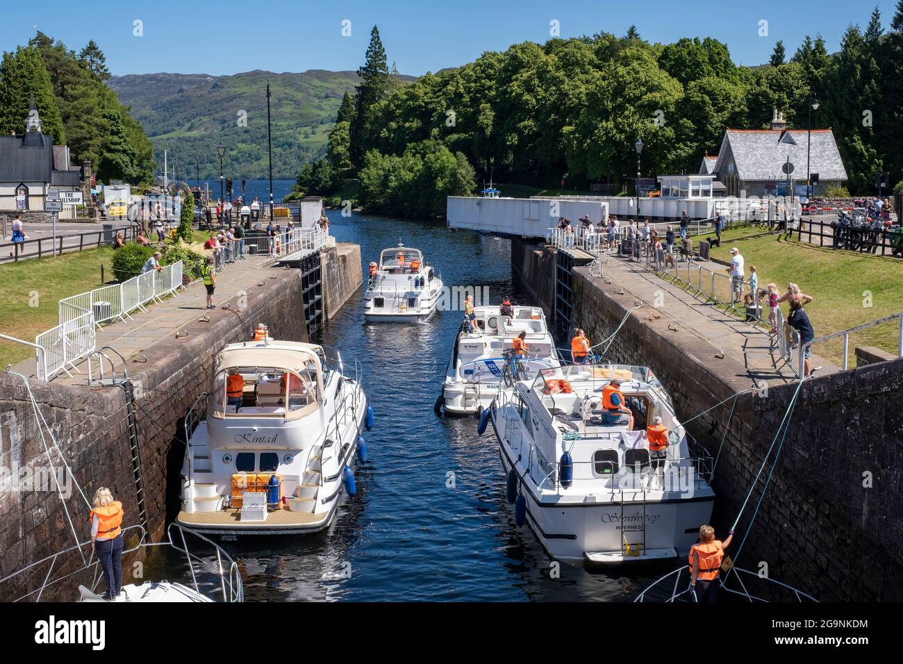 Bateaux de loisirs entrant dans le Loch Ness par le système d'écluse du canal Caledonian à fort Augustus, en Écosse. Banque D'Images