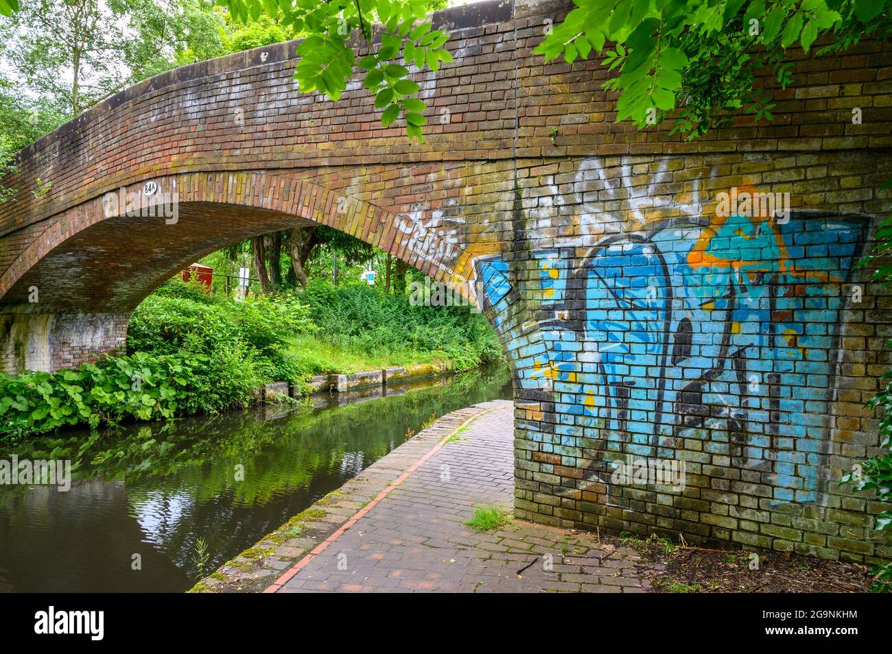 La passerelle Vale, la passerelle Arch numéro 84A, au-dessus du canal de Worcester et Birmingham, située à Edgbaston, Birmingham, Angleterre. Banque D'Images