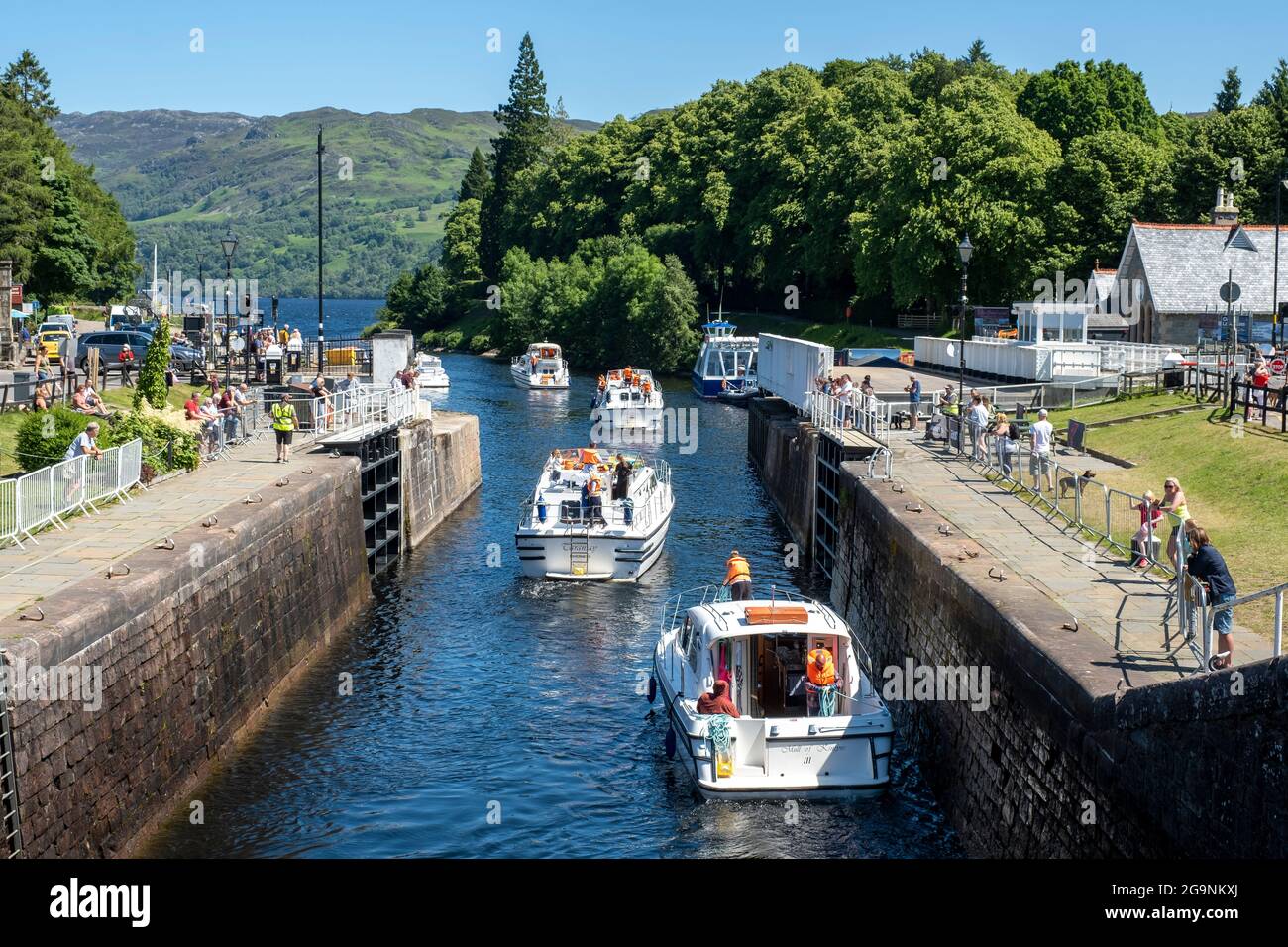 Bateaux de loisirs entrant dans le Loch Ness par le système d'écluse du canal Caledonian à fort Augustus, en Écosse. Banque D'Images