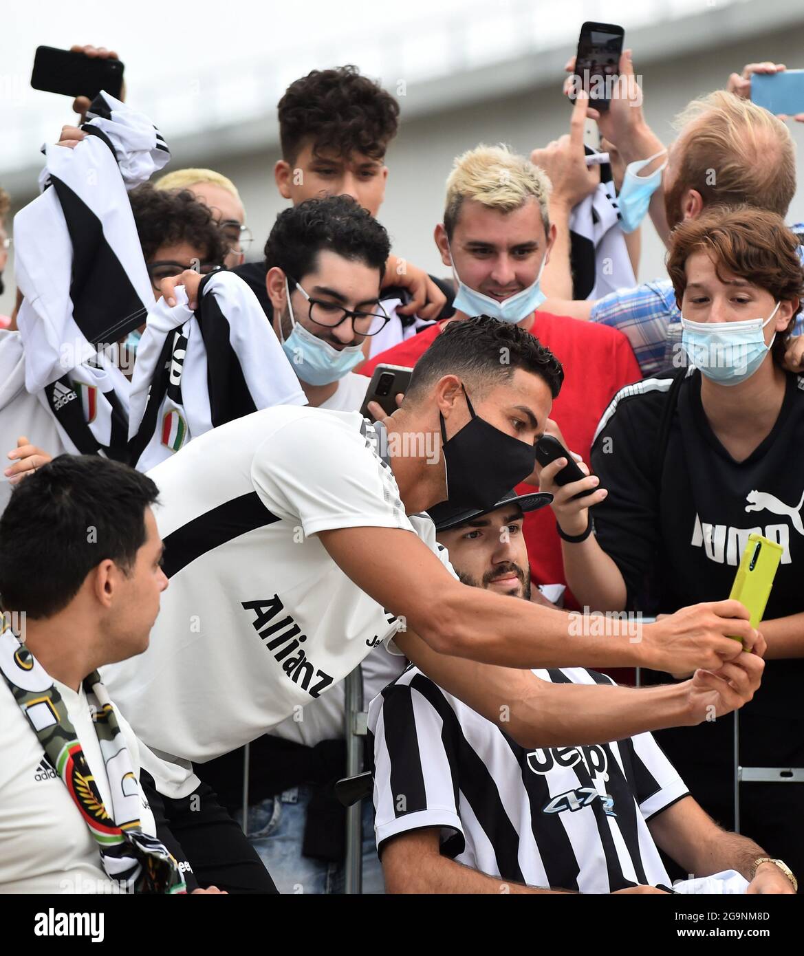 TURIN, le 27 juillet 2021 (Xinhua) -- Cristiano Ronaldo (C), l'avant portugais de Juventus, interagit avec les fans lorsqu'il arrive pour son examen médical au centre médical de Juventus à Turin, Italie, le 26 juillet 2021. (Xinhua) Banque D'Images