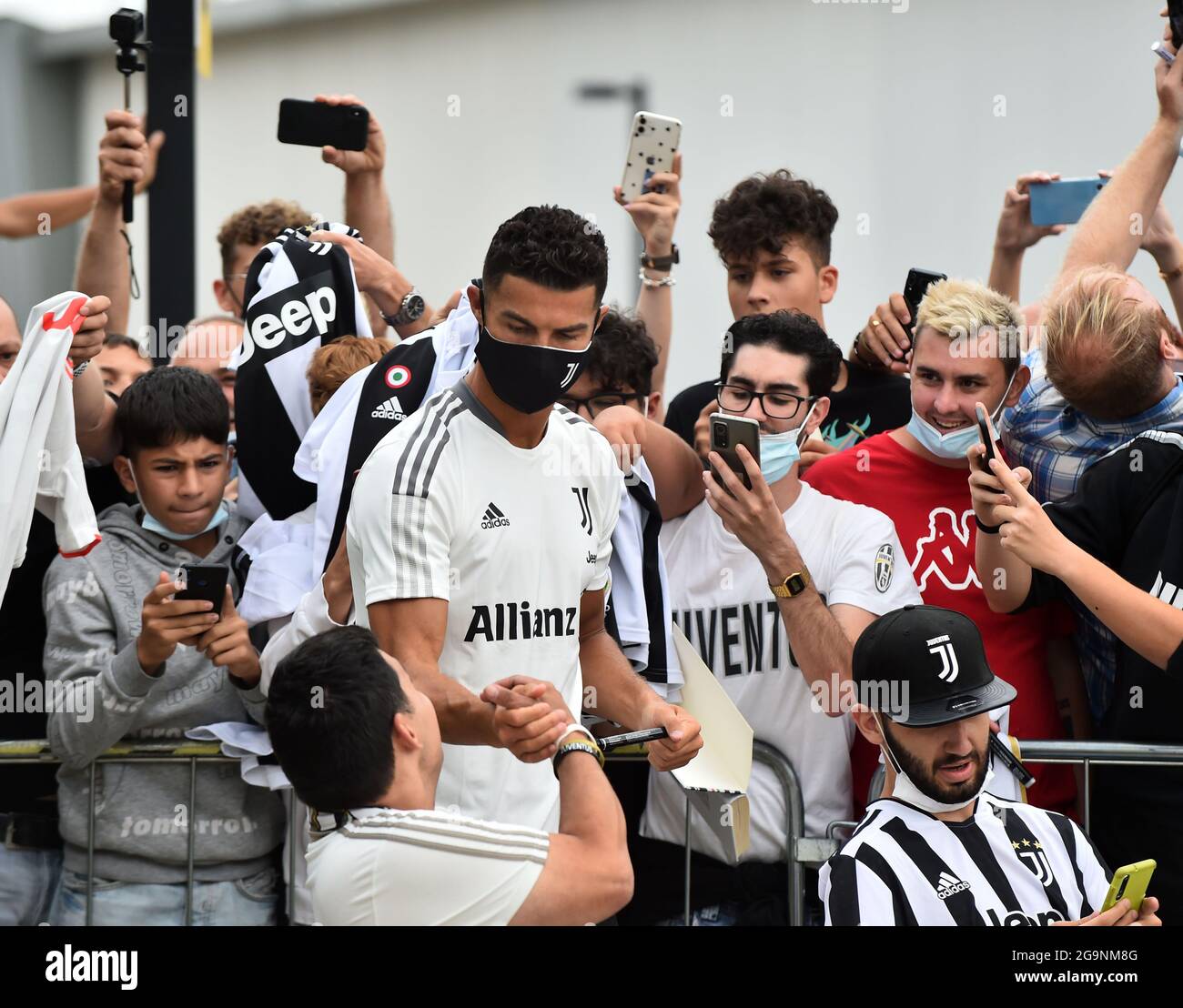 TURIN, le 27 juillet 2021 (Xinhua) -- Cristiano Ronaldo (C), l'avant portugais de Juventus, interagit avec les fans lorsqu'il arrive pour son examen médical au centre médical de Juventus à Turin, Italie, le 26 juillet 2021. (Xinhua) Banque D'Images