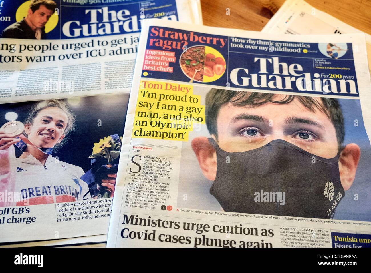 Tom Daley sur la première page titres du journal Guardian après que lui et Matty Lee ont remporté la médaille d'or aux Jeux Olympiques de Tokyo 2020 26 juillet 2021 Londres Royaume-Uni Banque D'Images