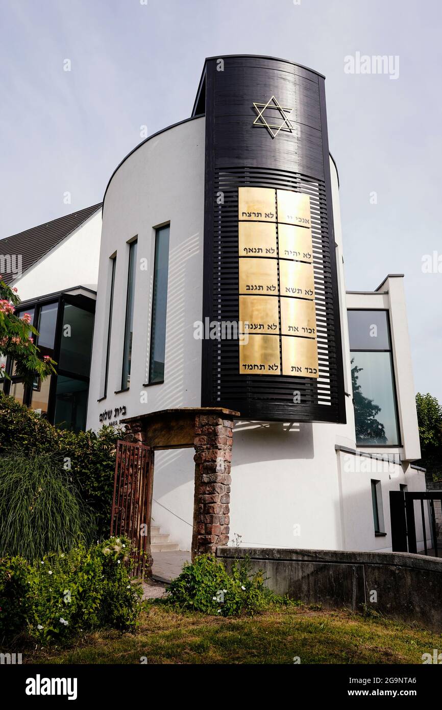 Speyer, Allemagne. 27 juillet 2021. La synagogue Beith Shalom dans le centre-ville. Le Comité du patrimoine mondial de l'UNESCO examine l'inclusion des sites culturels et naturels sur la liste du patrimoine mondial. Entre autres choses, il s'agit d'une application de Mayence, Speyer et Worms pour les lieux du Moyen-âge juif (sites de Schum). Credit: Uwe Anspach/dpa/Alamy Live News Banque D'Images