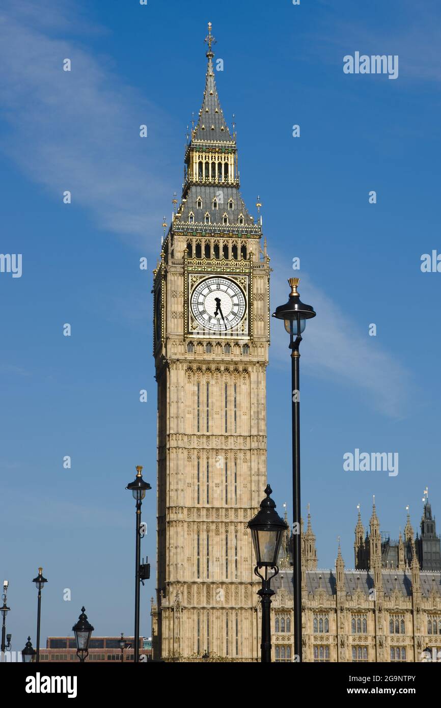 Big Ben contre un ciel bleu nuageux, Londres Banque D'Images