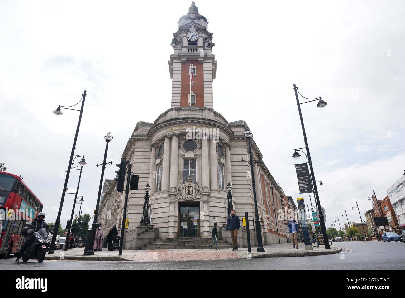 Hôtel de ville de Lambeth, dans le sud de Londres, le siège du Conseil de Lambeth. L'enquête indépendante sur les violences sexuelles infligées aux enfants (IICSA) a révélé que le personnel du conseil de Lambeth « avait mis les enfants vulnérables sur le chemin » des délinquants sexuels, qui ont infiltré les foyers d'enfants et les foyers d'accueil, avec des « conséquences tout au long de la vie pour leurs victimes ». Le rapport a trouvé des « preuves claires » que les délinquants sexuels et les personnes soupçonnées d'abus sexuels étaient des collègues dans les foyers pour enfants du Conseil de Lambeth. Date de la photo: Mardi 27 juillet 2021. Banque D'Images