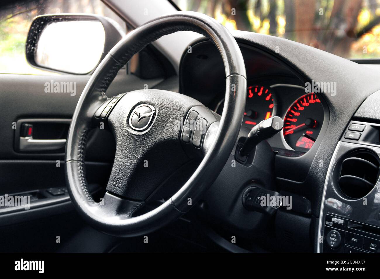 Kiev, Ukraine - 5 novembre 2018 : intérieur de voiture Mazda. Vue de l'intérieur d'une automobile moderne montrant le tableau de bord Banque D'Images
