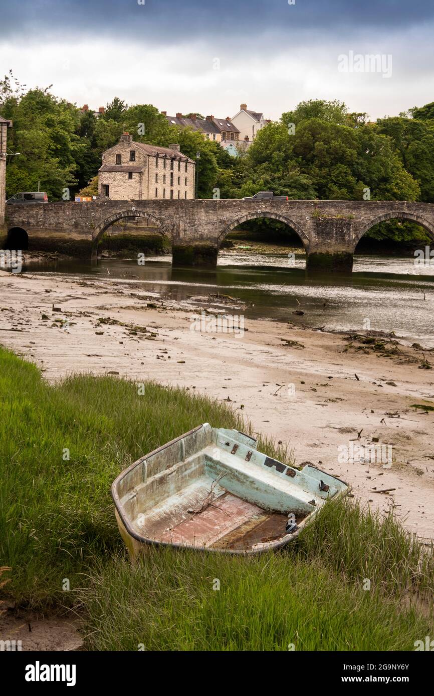 Royaume-Uni, pays de Galles, Ceredigion, Cardigan, ancien pont au-dessus de la rivière Teifi et entrepôt en pierre Banque D'Images