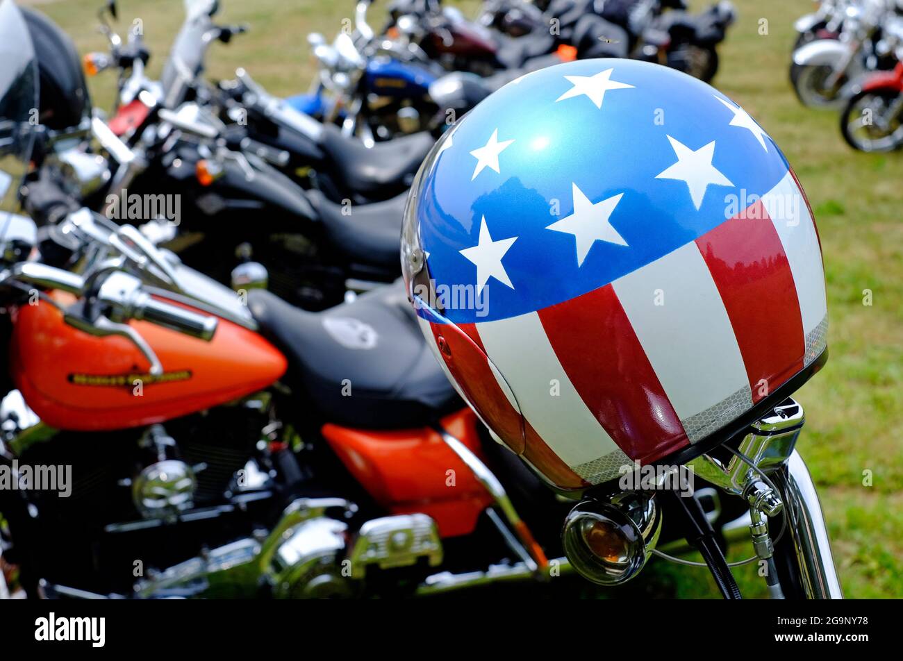 drapeau américain, casque d'accident de style cavalier facile sur harley davidson motorcycle, norfolk, angleterre Banque D'Images