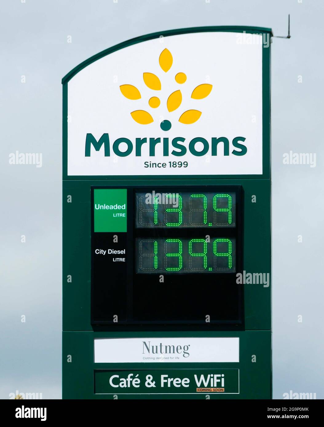 Bridport, Dorset, Royaume-Uni. 27 juillet 2021. Météo Royaume-Uni. Les prix de l'essence et du diesel augmentent à nouveau. Les prix à la station-service du supermarché Morrisons à Bridport à Dorset sont maintenant de £137.9 pour l'essence et de £139.9 pour le diesel. Crédit photo : Graham Hunt/Alamy Live News Banque D'Images