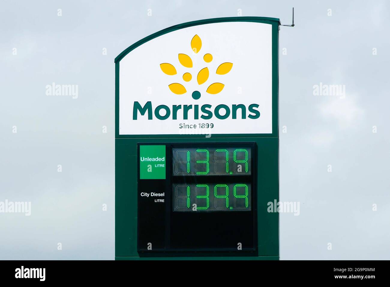 Bridport, Dorset, Royaume-Uni. 27 juillet 2021. Météo Royaume-Uni. Les prix de l'essence et du diesel augmentent à nouveau. Les prix à la station-service du supermarché Morrisons à Bridport à Dorset sont maintenant de £137.9 pour l'essence et de £139.9 pour le diesel. Crédit photo : Graham Hunt/Alamy Live News Banque D'Images