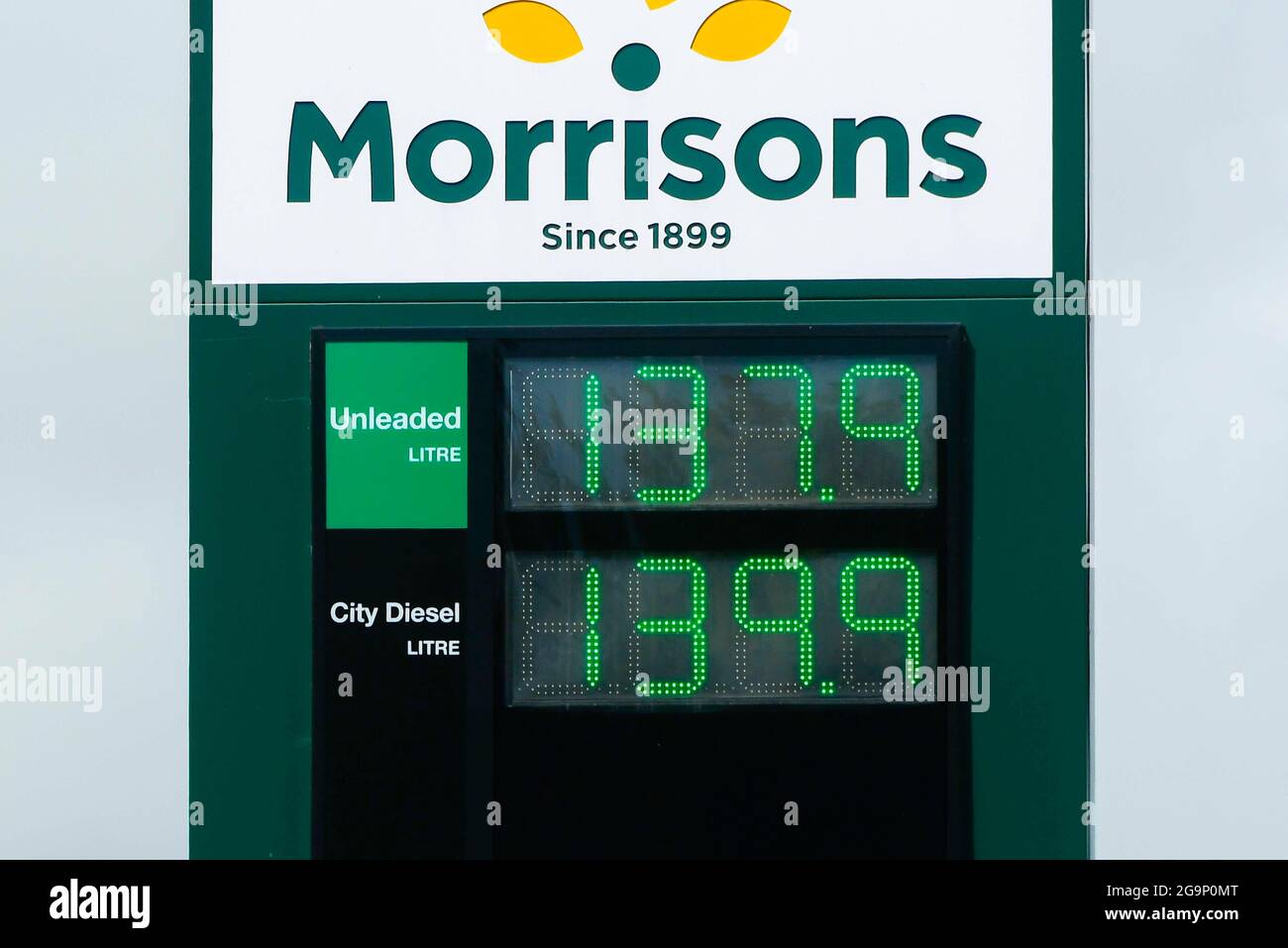 Bridport, Dorset, Royaume-Uni. 27 juillet 2021. Météo Royaume-Uni. Les prix de l'essence et du diesel augmentent à nouveau. Les prix à la station-service du supermarché Morrisons à Bridport à Dorset sont maintenant de £137.9 pour l'essence et de £139.9 pour le diesel. Crédit photo : Graham Hunt/Alamy Live News Banque D'Images