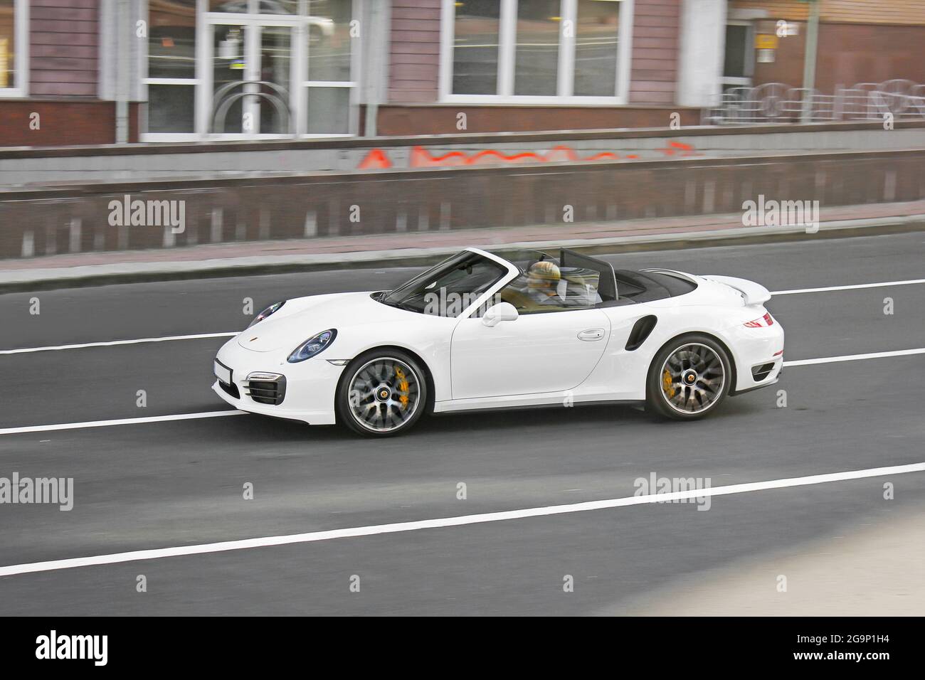 Kiev, Ukraine - 3 septembre 2017: Convertible blanc en mouvement. Porsche  911 Turbo S Cabriolet (991) en mouvement Photo Stock - Alamy