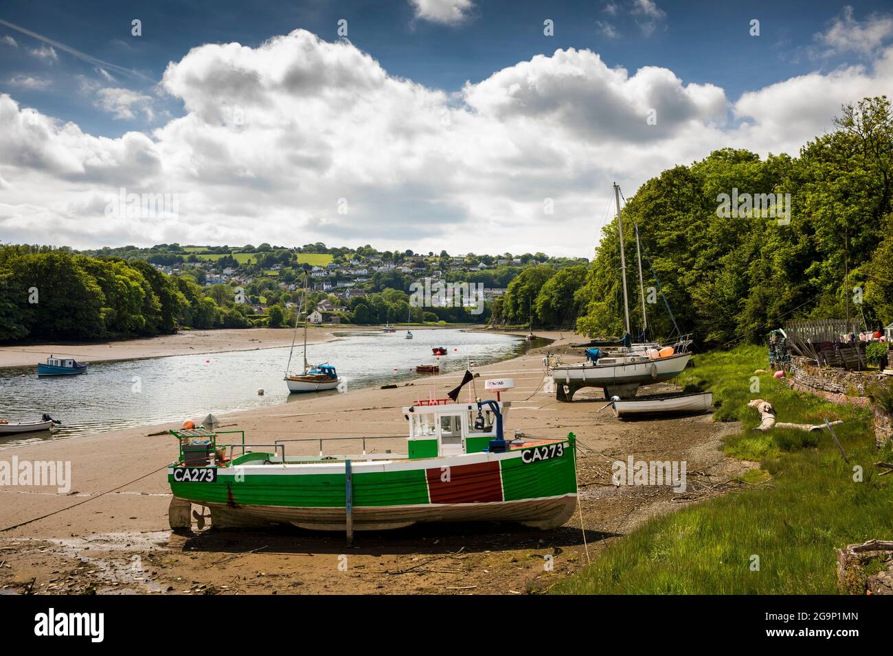 Royaume-Uni, pays de Galles, Ceredigion, Cardigan, Netpool, Bateaux sur les rives de la rivière Teifi à marée basse Banque D'Images