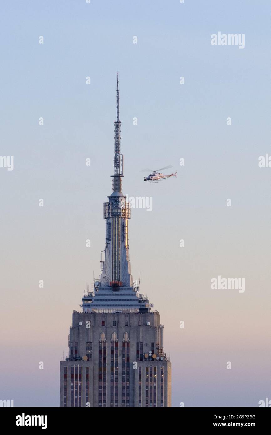 elicopter près de l'empire état bâtiment Banque D'Images