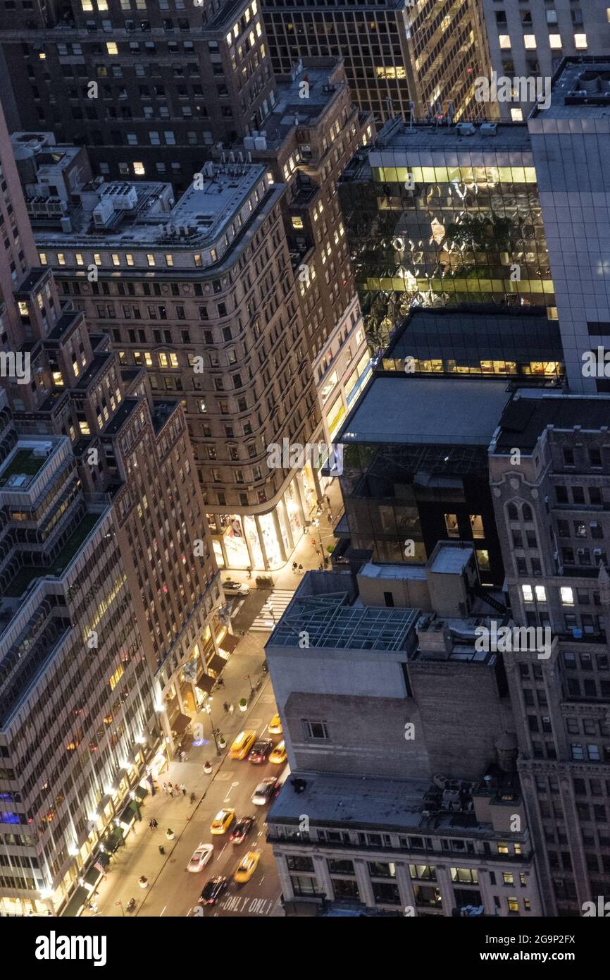 vue sur une rue de manhattan la nuit depuis le rockefeller center Banque D'Images