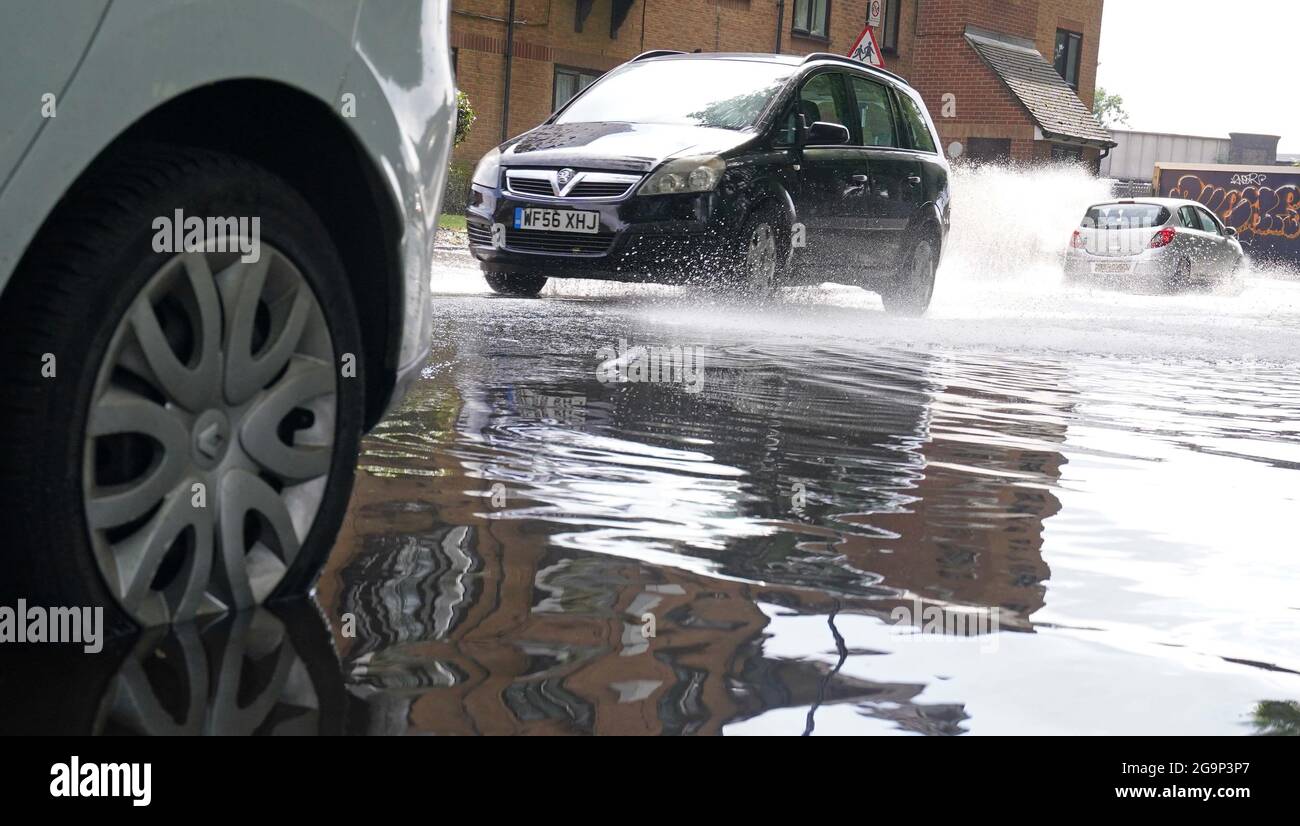 Voiture garée dans une route partiellement inondée à Deptford, au sud-est de Londres. La capitale a vu près d'un mois de précipitations dimanche avec des maisons, des routes et des stations de métro inondées, tandis qu'un hôpital inondé a annulé lundi toutes les interventions chirurgicales et les consultations externes en raison de la forte pluie. Date de la photo: Mardi 27 juillet 2021. Banque D'Images