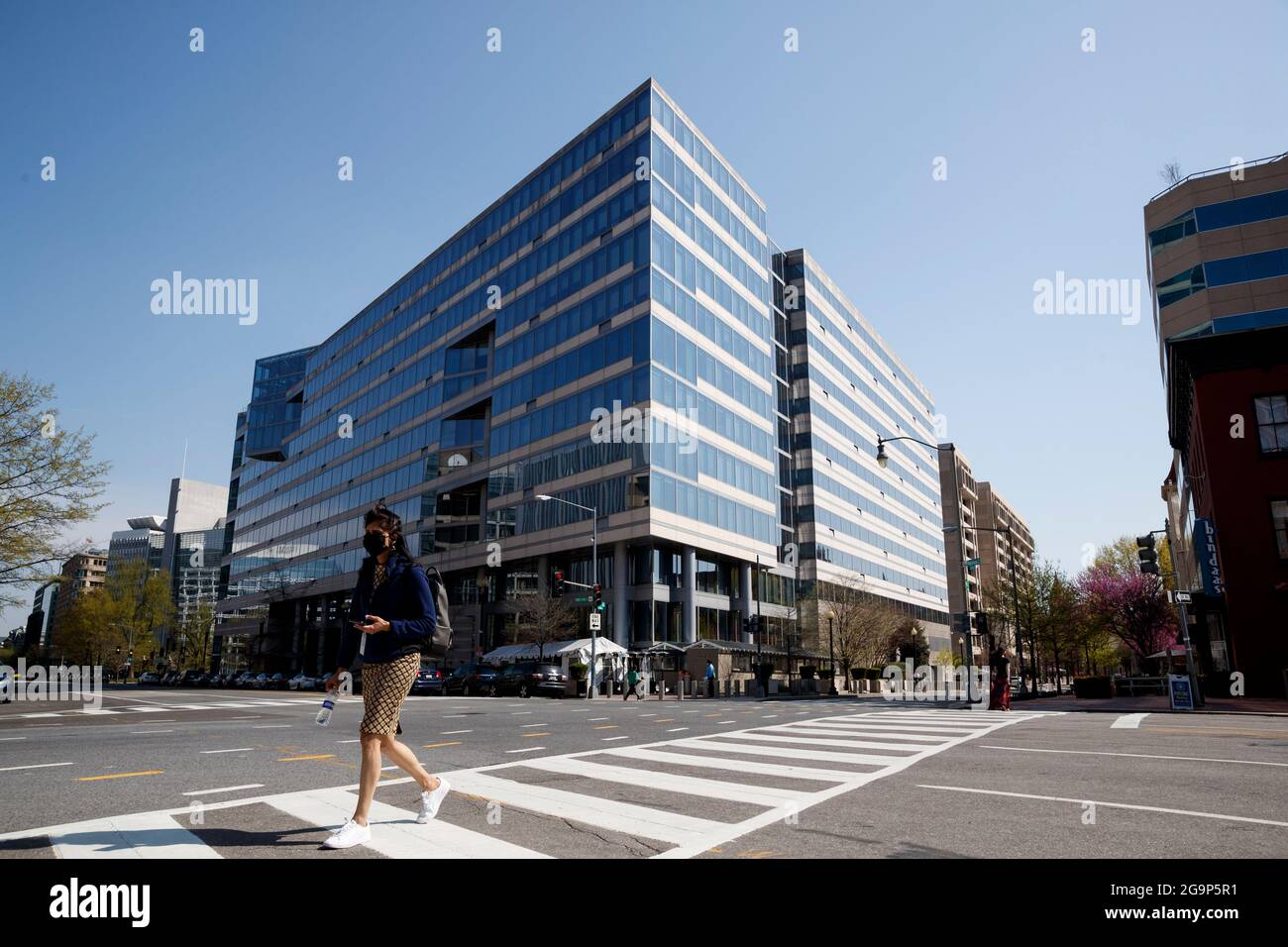Washington, États-Unis. 27 juillet 2021. La photo prise le 6 avril 2021 montre une vue extérieure du siège du Fonds monétaire international (FMI) à Washington, DC, aux États-Unis. POUR ALLER AVEC LES TITRES DE XINHUA DU 27 JUILLET 2021 crédit: Ting Shen/Xinhua/Alamy Live News Banque D'Images