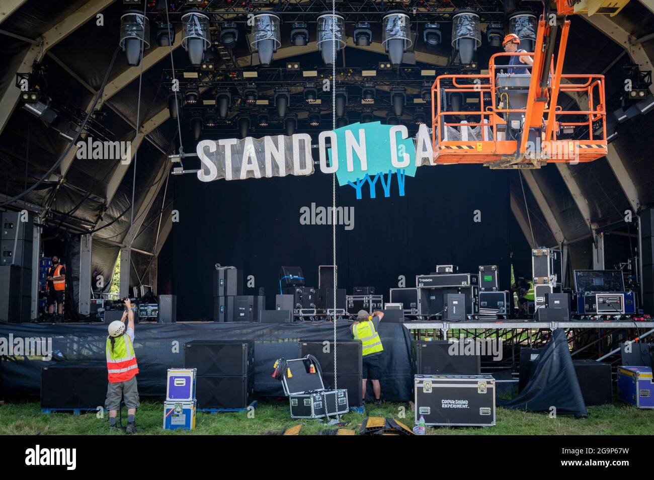 Standon, Hertfordshire, Royaume-Uni. 22 juillet 2021. Les hommes installent le panneau sur la scène principale du festival de musique d'appel Standon qui aura lieu ce week-end. JE Banque D'Images