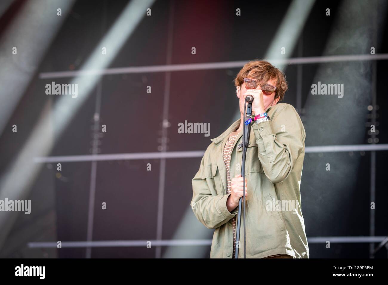 James Smith chanteur à la Yard Act au Standon Calling festival Hertfordshire UK 2021 Banque D'Images