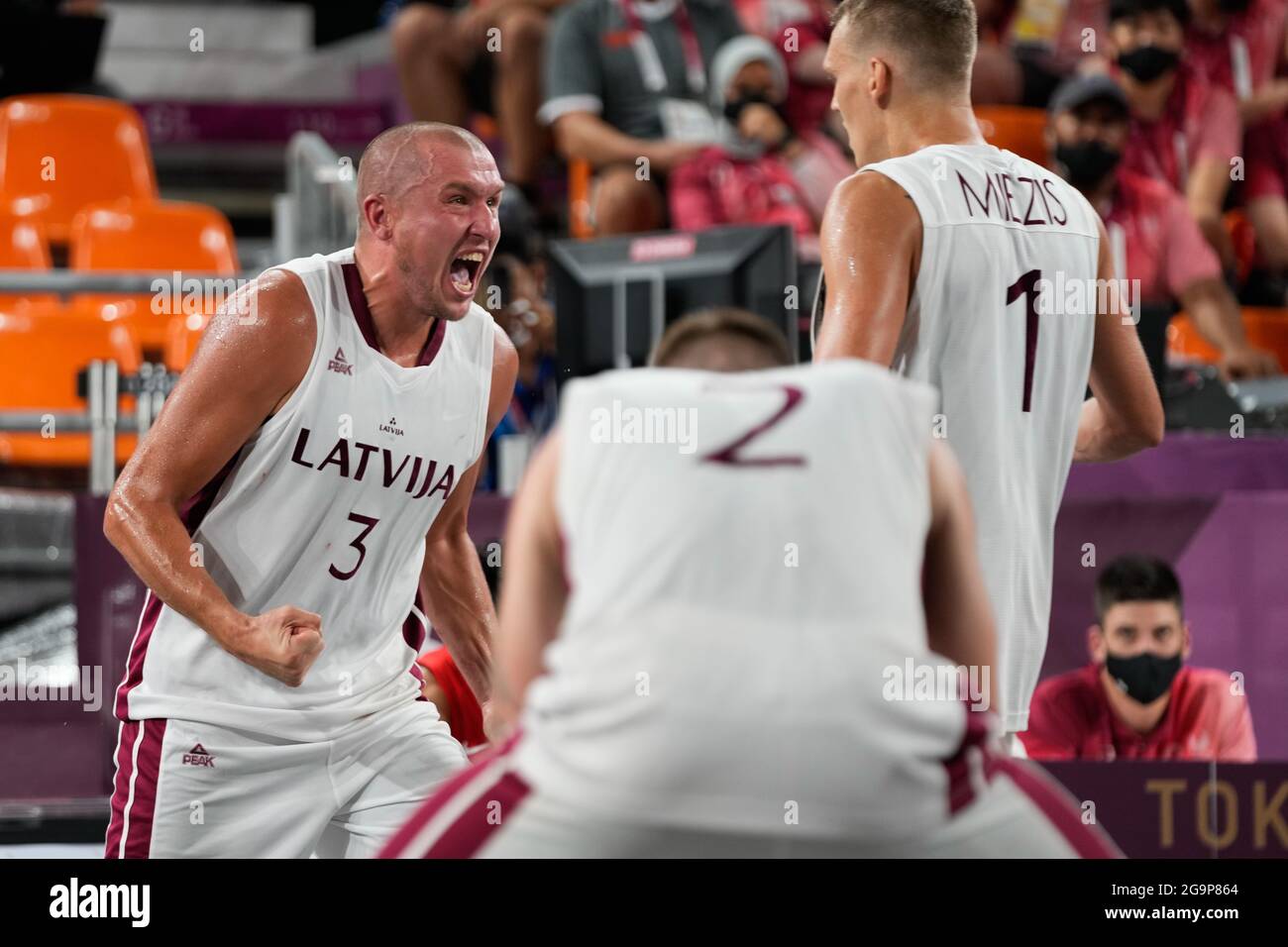 Tokyo, Japon. 27 juillet 2021. Les joueurs de Lettonie fêtent après la quarterfinale de la ligue DE basket-ball 3X3 pour hommes entre la Lettonie et le Japon au Aomi Urban Sports Park à Tokyo, Japon, le 27 juillet 2021. Credit: Zhang Xiaoyu/Xinhua/Alay Live News Banque D'Images