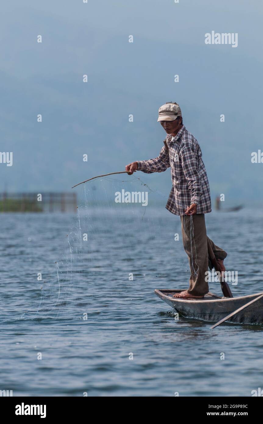 Pêcheur traditionnel du lac Inle, Myanmar Banque D'Images