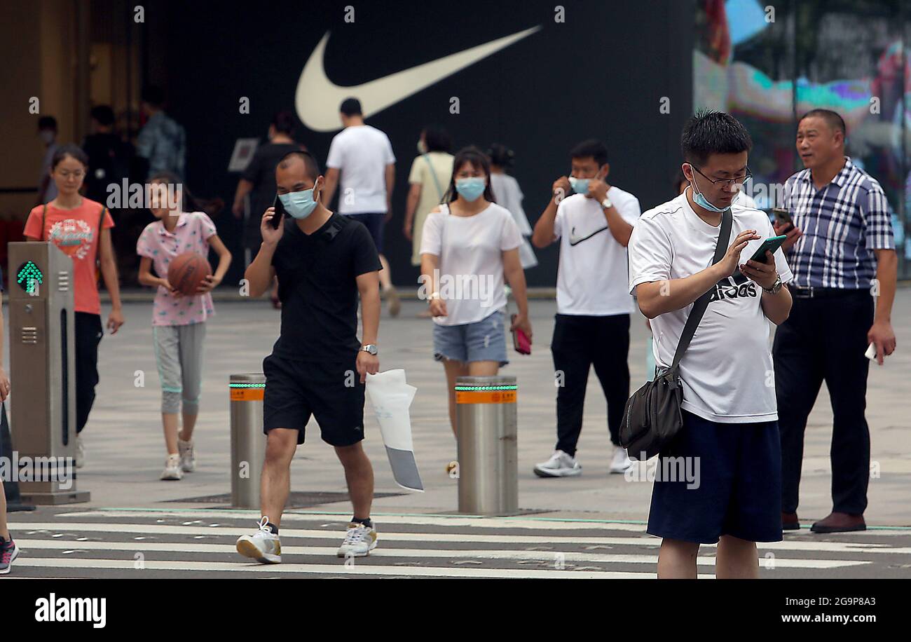 Pékin, Chine. 27 juillet 2021. Promenade chinoise au-delà d'une nouvelle  salle d'exposition Nike dans le centre-ville de Beijing, le mardi 27  juillet 2021. Une entreprise chinoise qui fabrique des baskets pour Nike