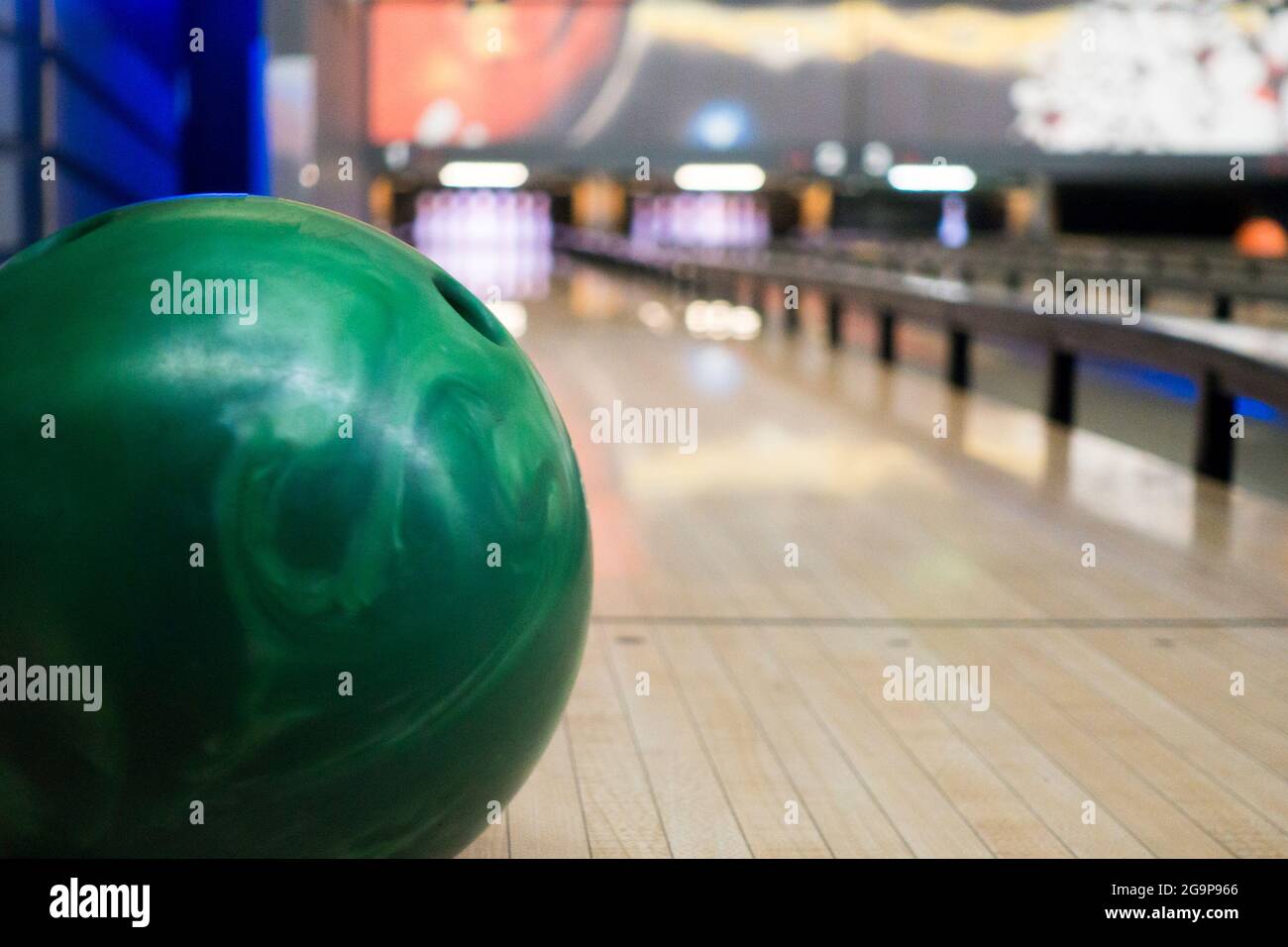 Gros plan du bowling sur la piste de bowling Banque D'Images
