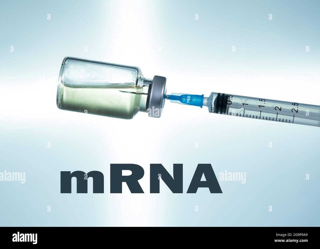 Macro d'une seringue hypodermique ou d'une aiguille remplie d'un vaccin d'ARNm provenant d'un flacon sur fond bleu Banque D'Images